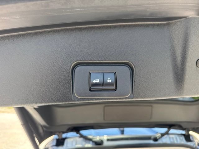 Used 2025 Nissan Rogue SL AWD/4WD image 21