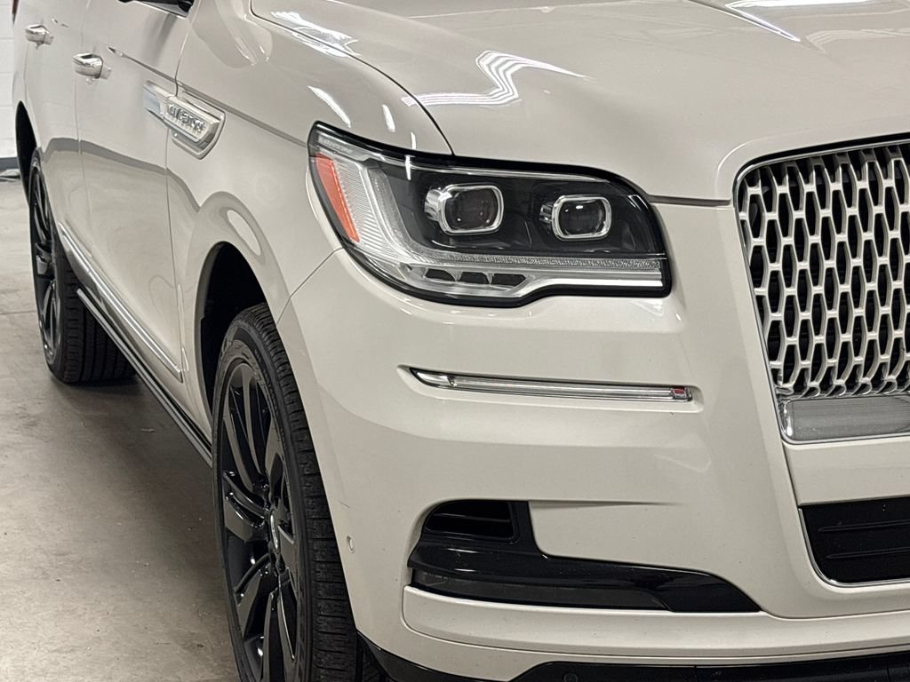 Used 2022 Lincoln Navigator Reserve AWD/4WD image 5