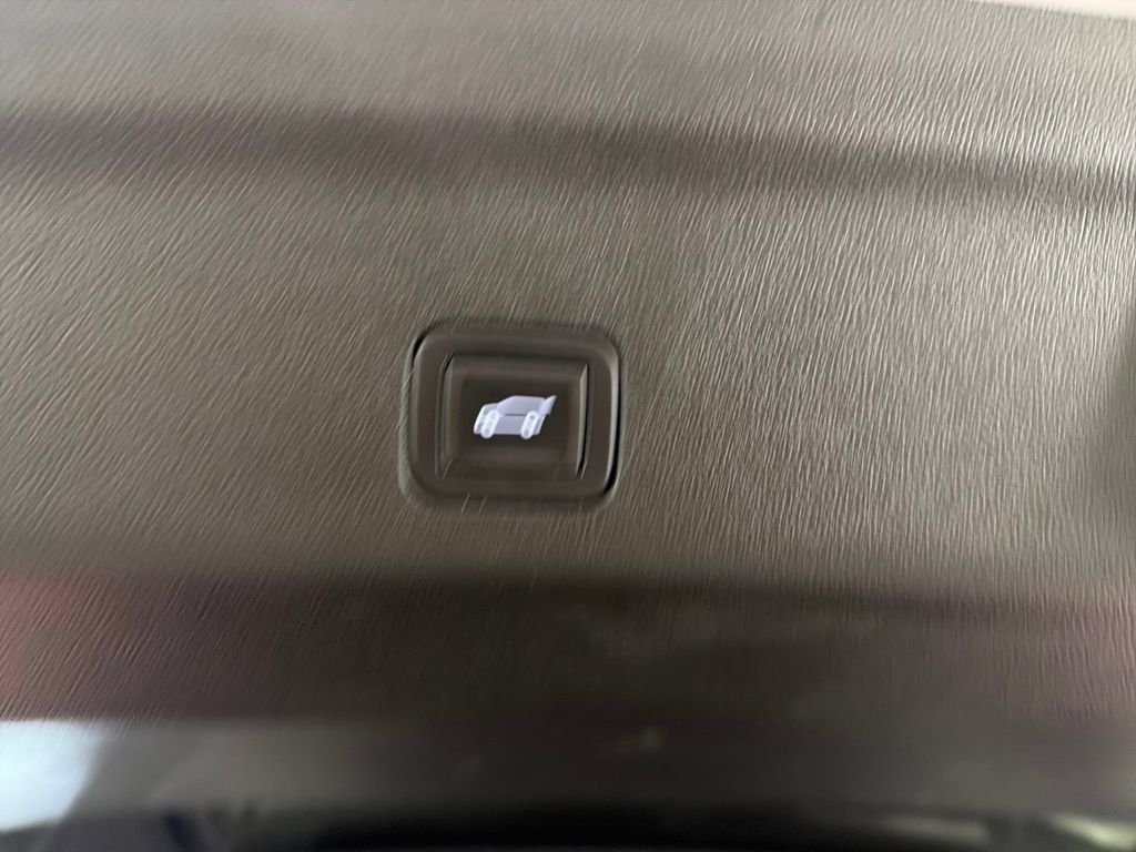 Used 2023 GMC Yukon XL SLT w/ SLT Premium Package RWD image 9