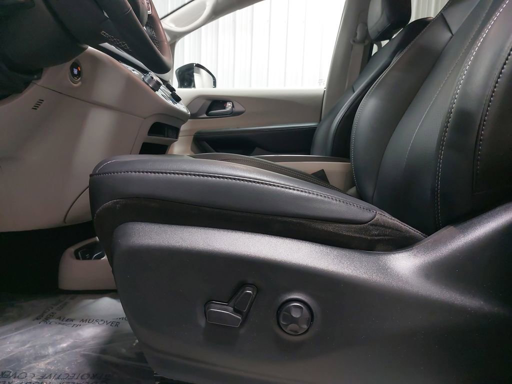 Used 2024 Chrysler Pacifica Touring-L image 31
