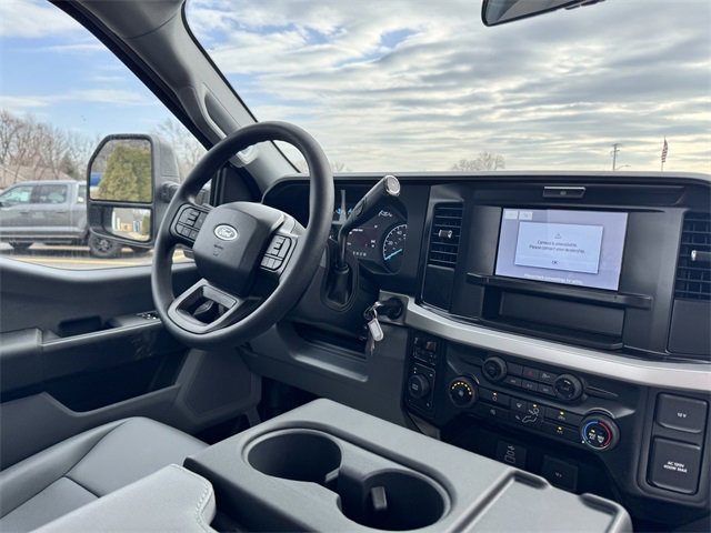 New 2025 Ford F550 4x4 Regular Cab Super Duty image 15