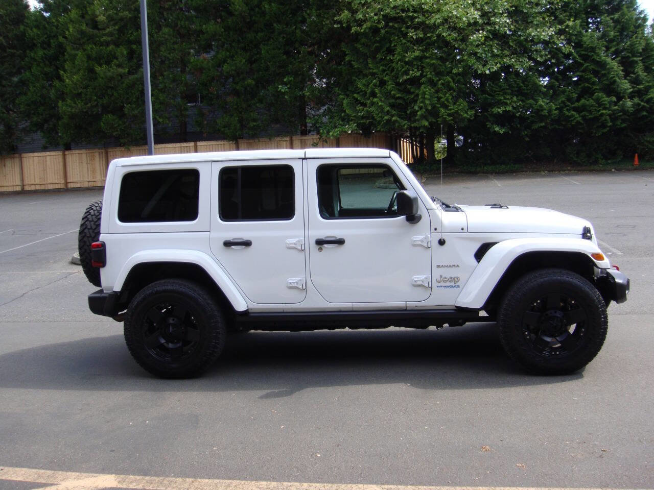 Used 2022 Jeep Wrangler Unlimited Sahara w/ Cold Weather Group image 2