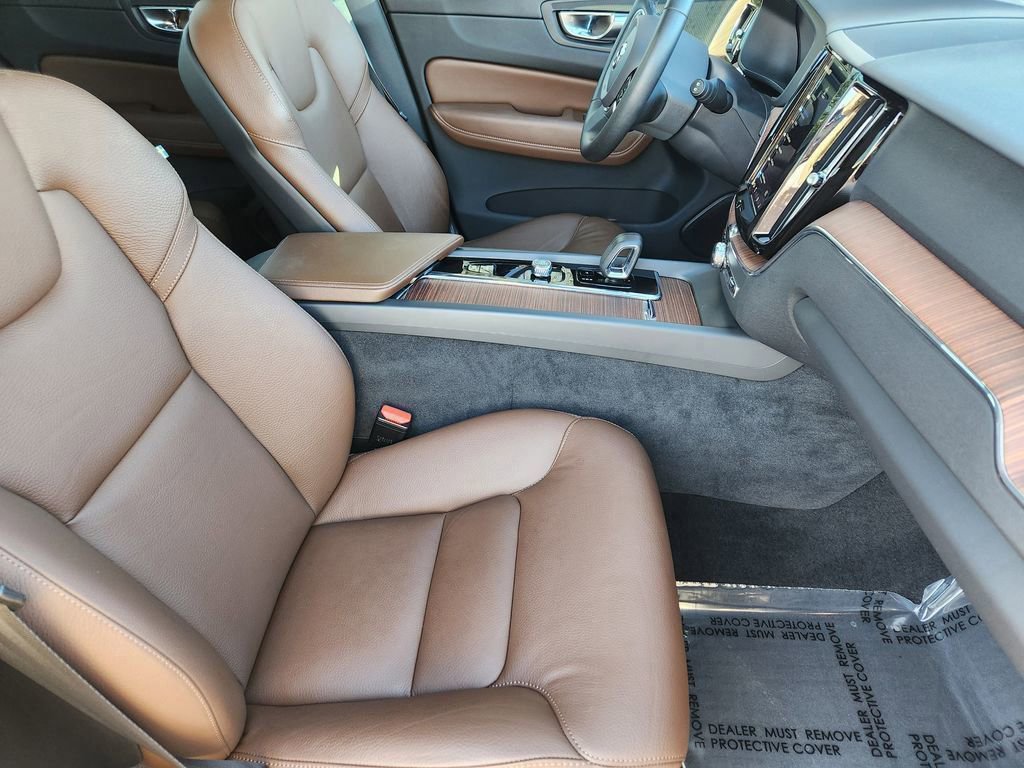 Used 2023 Volvo XC60 B5 Plus image 8