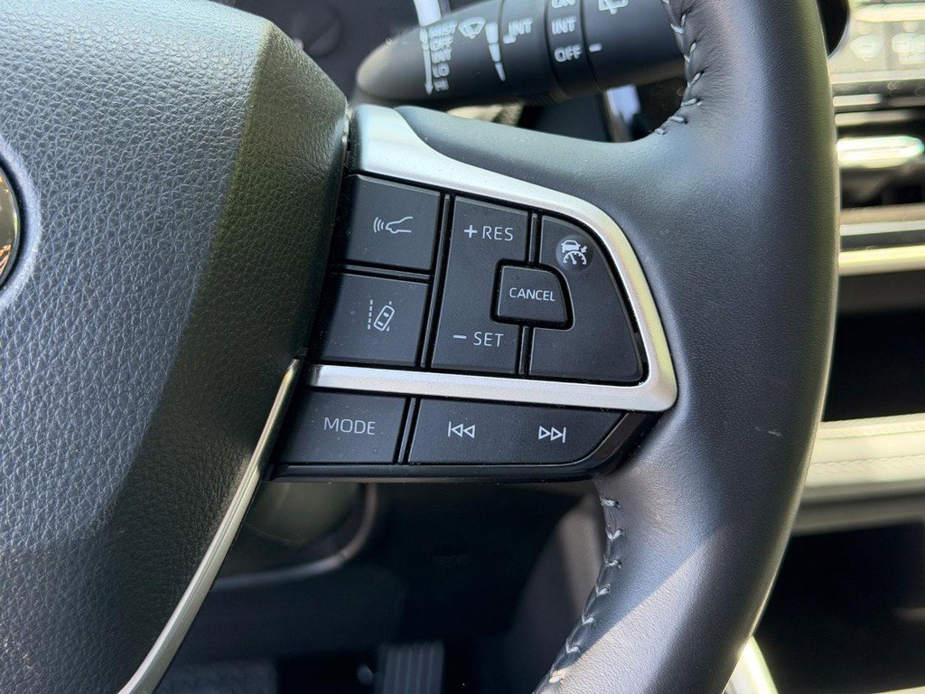 Used 2024 Toyota Highlander LE FWD image 19