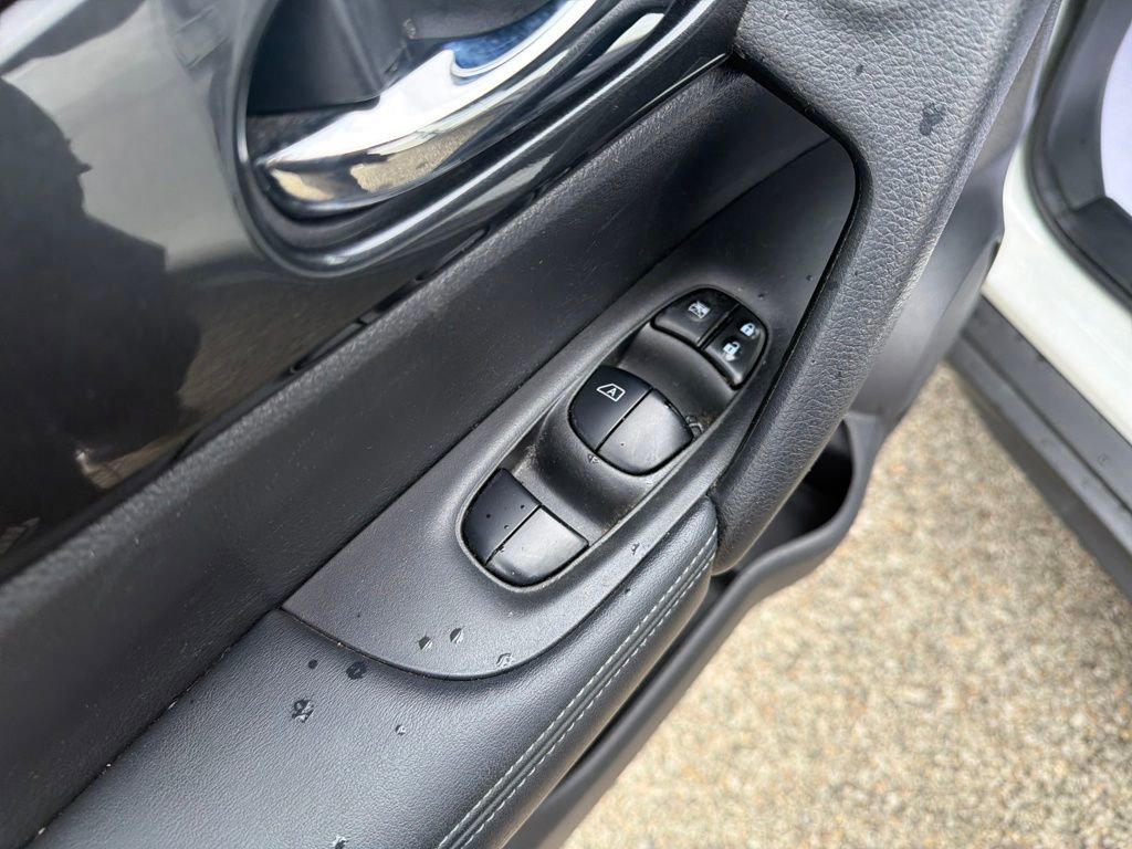 Used 2019 Nissan Rogue SV image 12