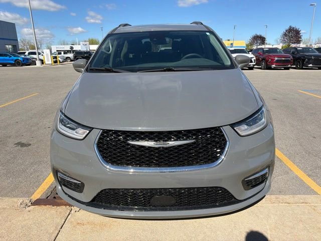 Used 2022 Chrysler Pacifica Touring-L FWD image 2