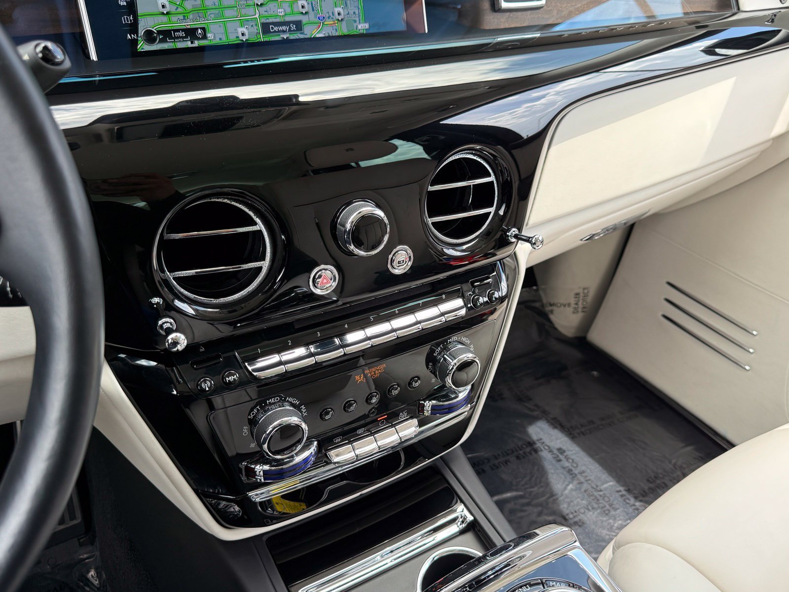 Used 2022 Rolls-Royce Phantom Sedan RWD image 58