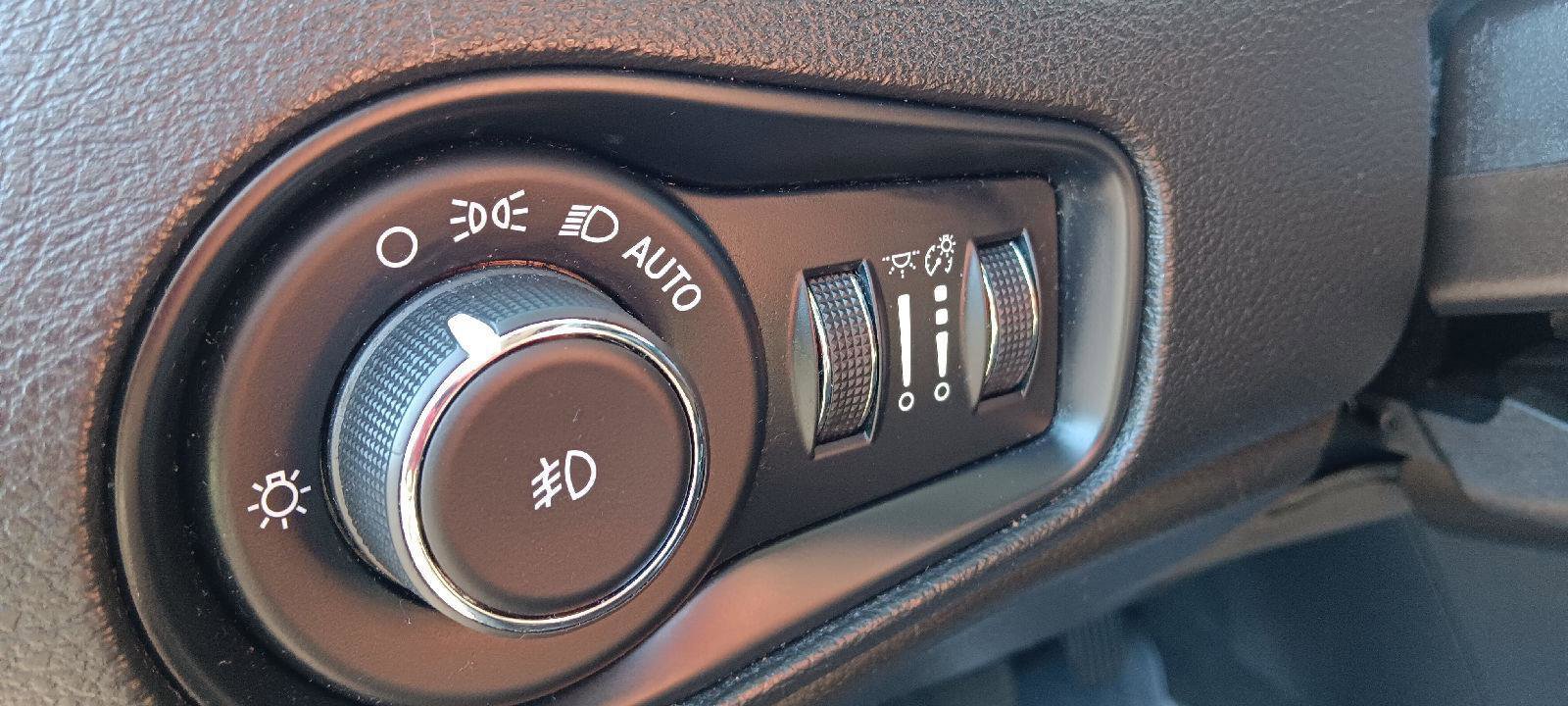 Used 2018 Jeep Renegade Latitude image 9