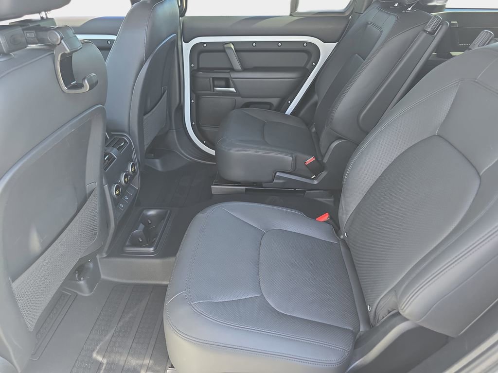 Used 2025 Land Rover Defender 130 X-Dynamic SE image 15