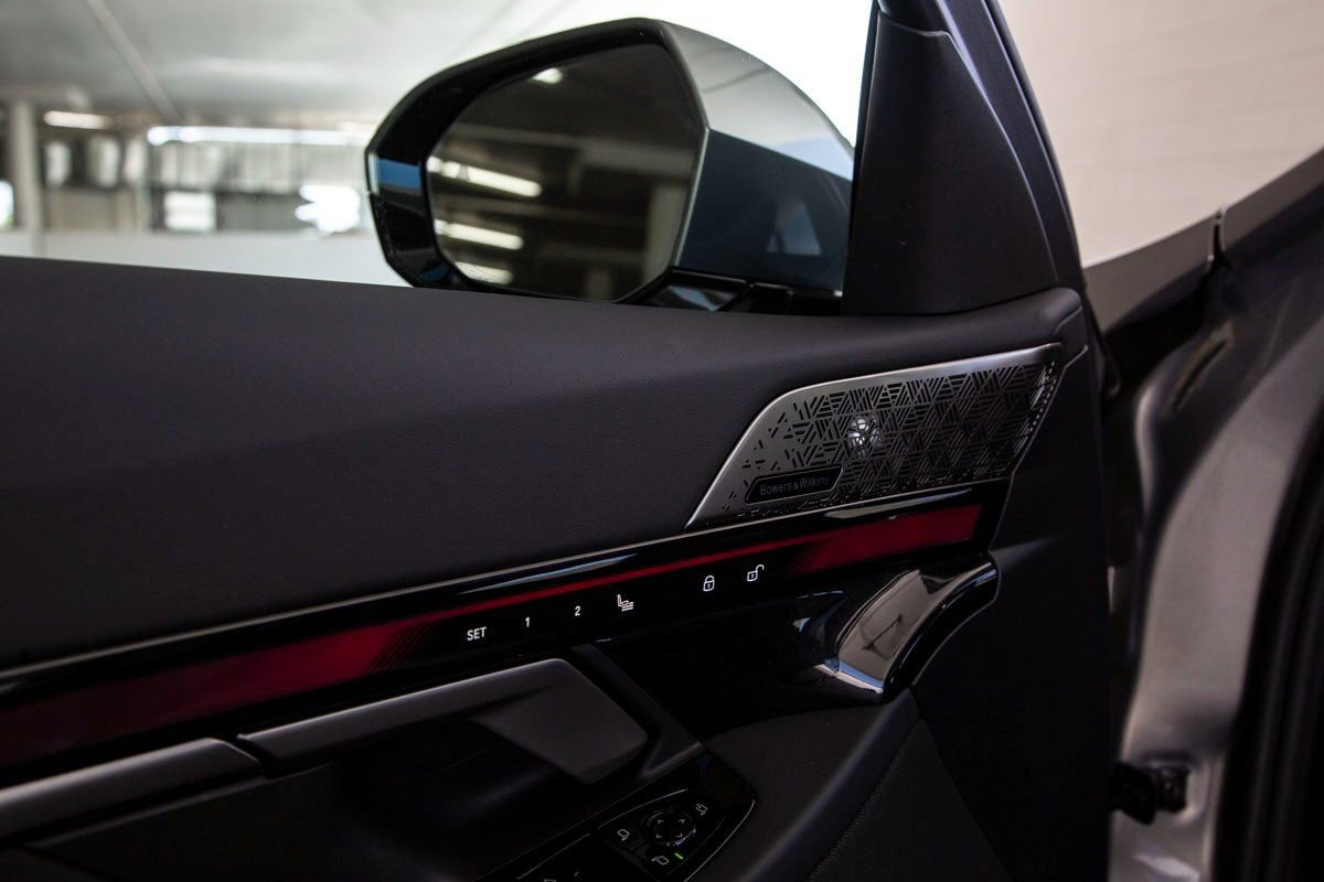 Used 2026 BMW 550e xDrive w/ Premium Package AWD/4WD image 14