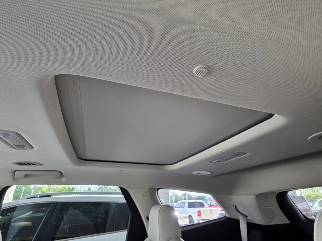 Used 2022 Buick Enclave Avenir w/ Avenir Technology Package FWD image 11