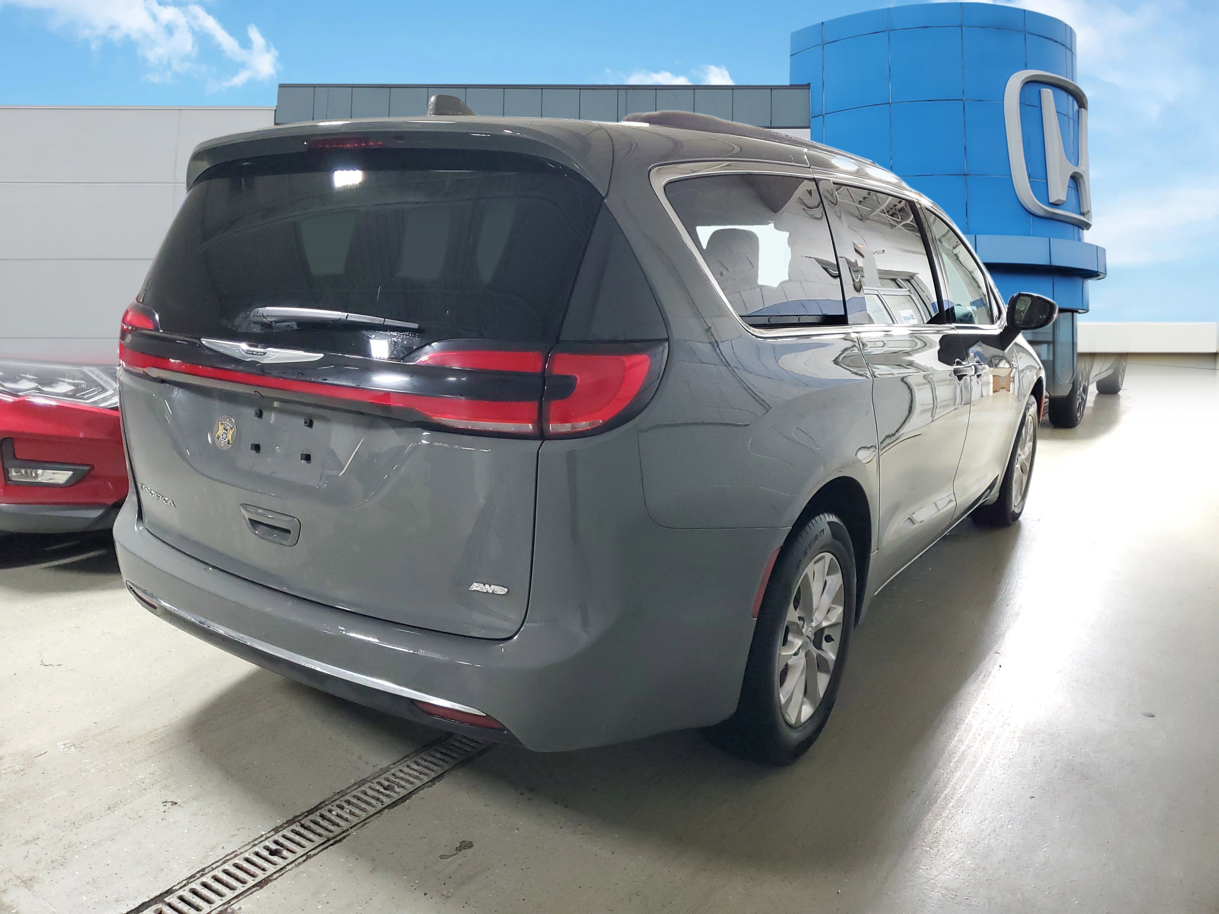 Used 2022 Chrysler Pacifica Touring-L AWD/4WD image 5