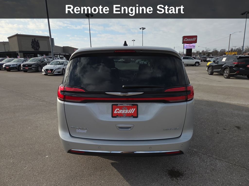 Used 2024 Chrysler Pacifica Limited image 5