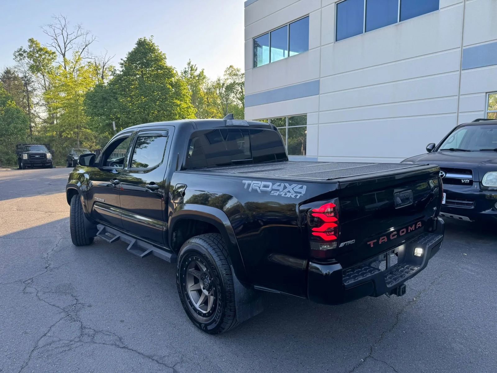 Used 2017 Toyota Tacoma TRD Sport w/ Tow Package (A/T) image 4