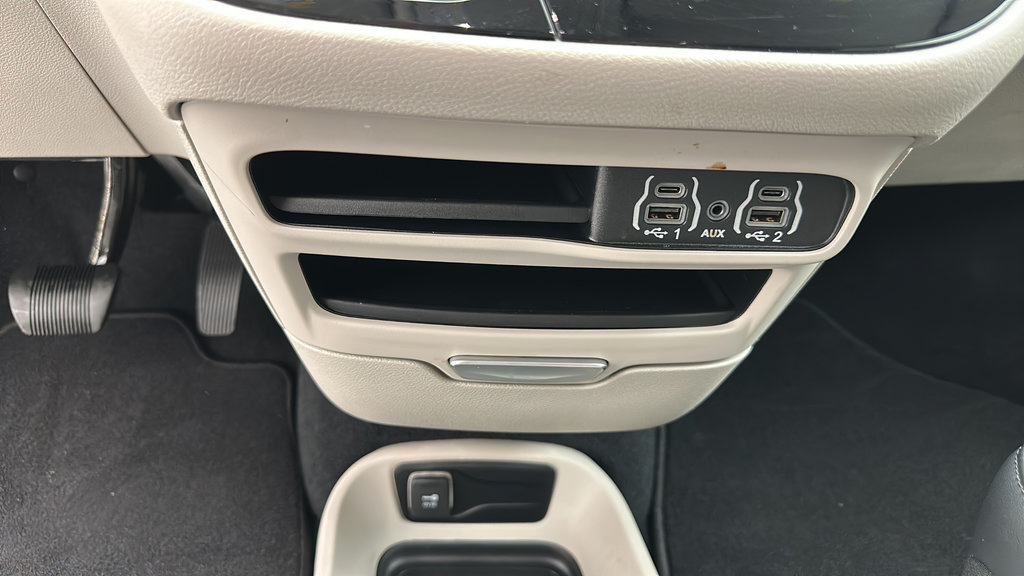 Used 2024 Chrysler Pacifica Touring-L FWD image 21
