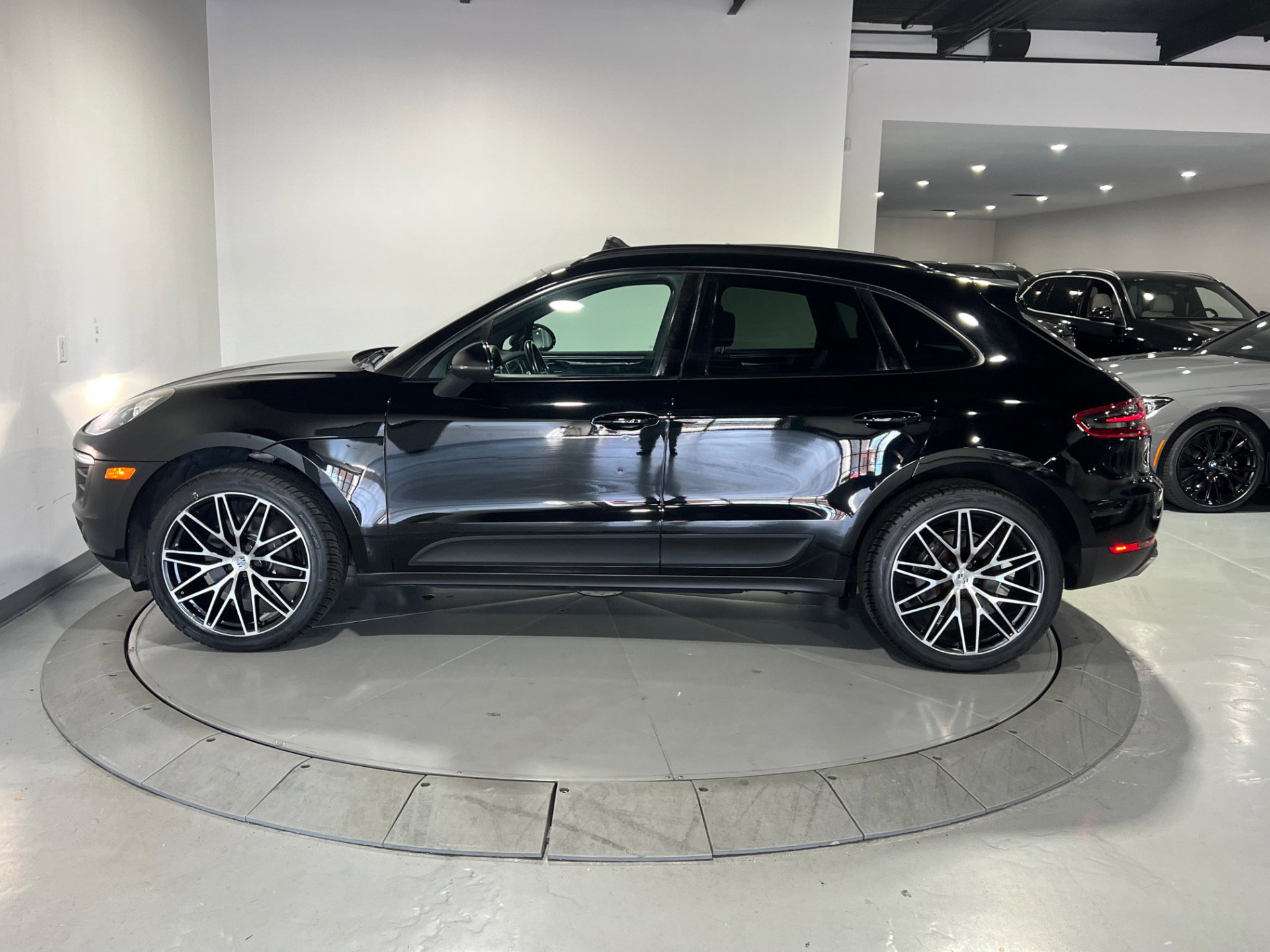 Used 2018 Porsche Macan w/ Driver Memory Package image 8
