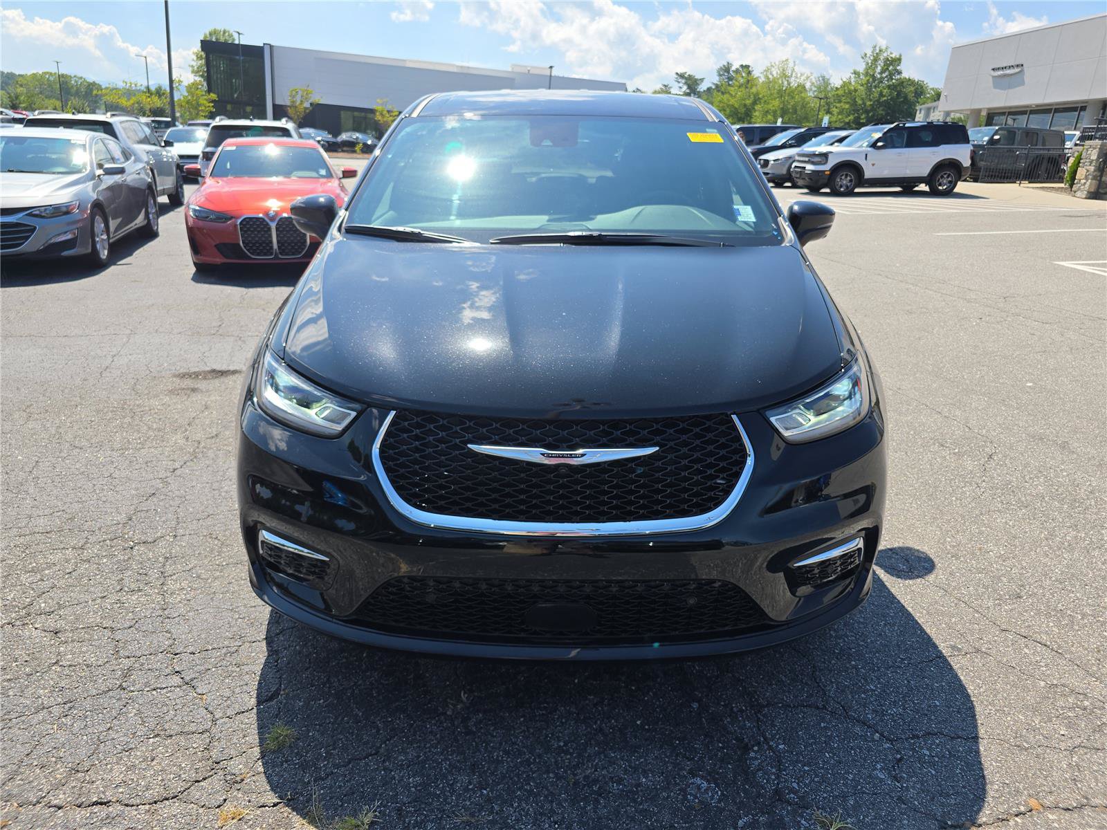 Used 2025 Chrysler Pacifica Select AWD/4WD image 8