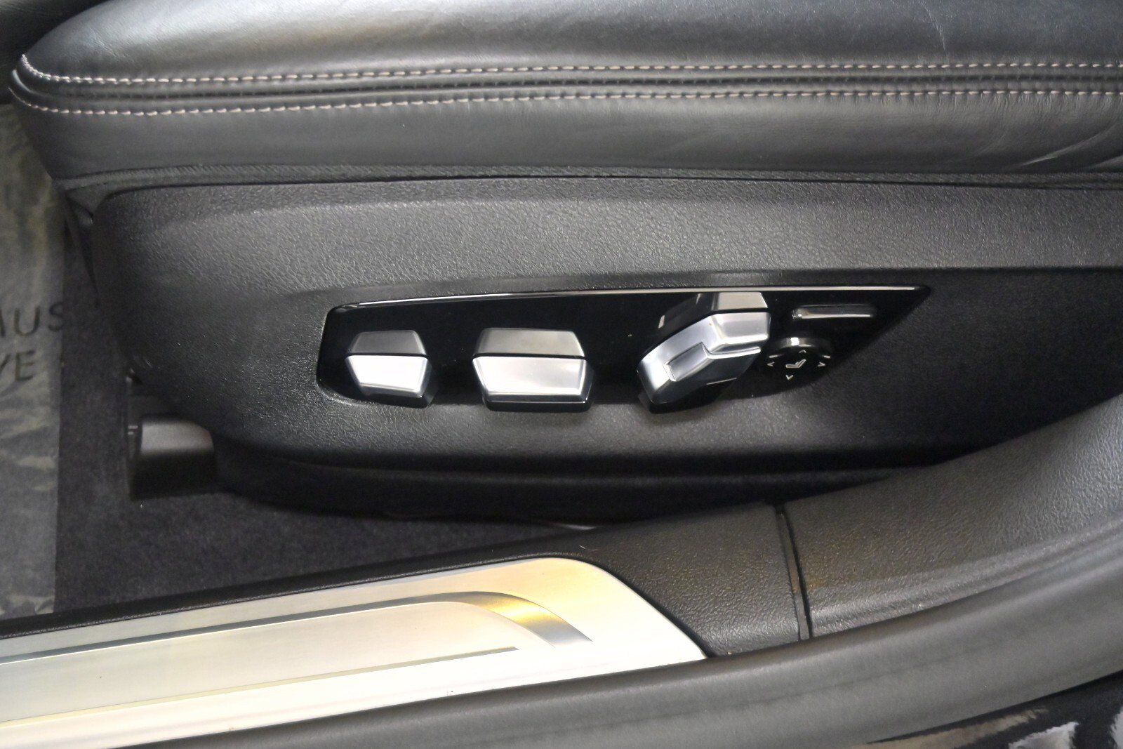 Used 2022 BMW 750i xDrive w/ Executive Package image 11