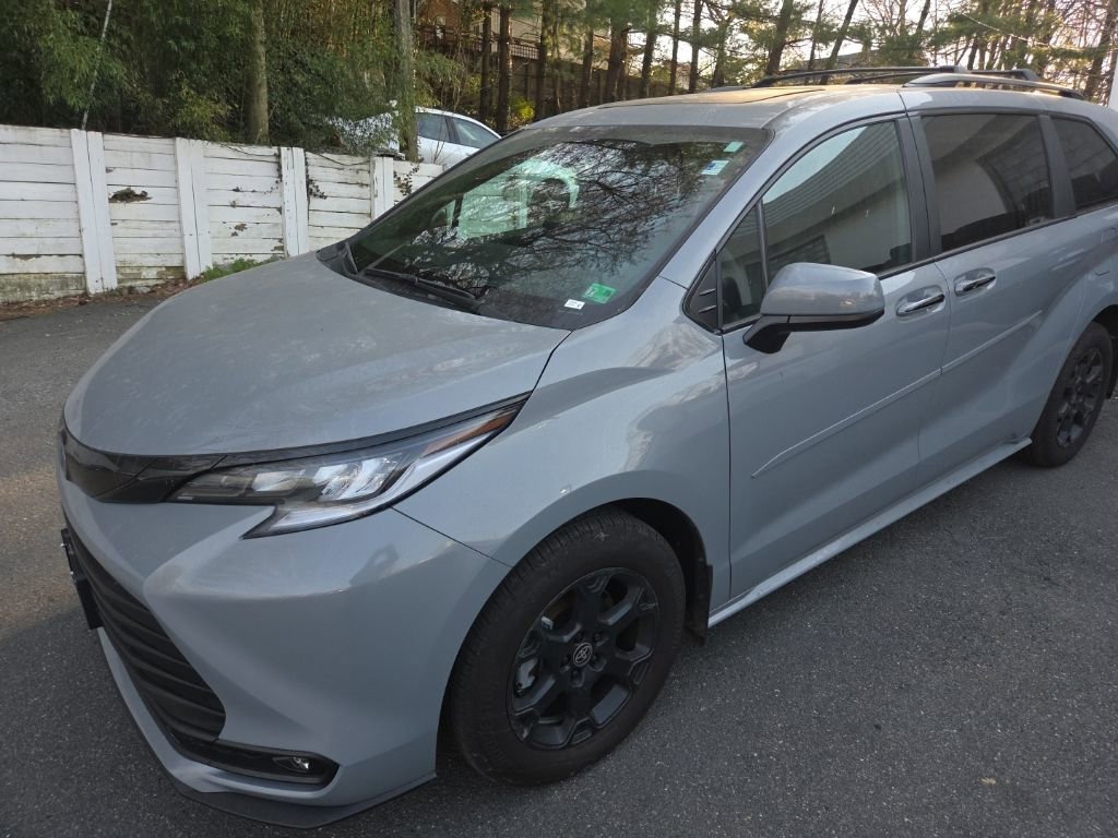 Used 2025 Toyota Sienna XLE Woodland Edition image 1