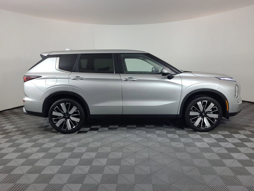 Used 2025 Mitsubishi Outlander AWD image 2