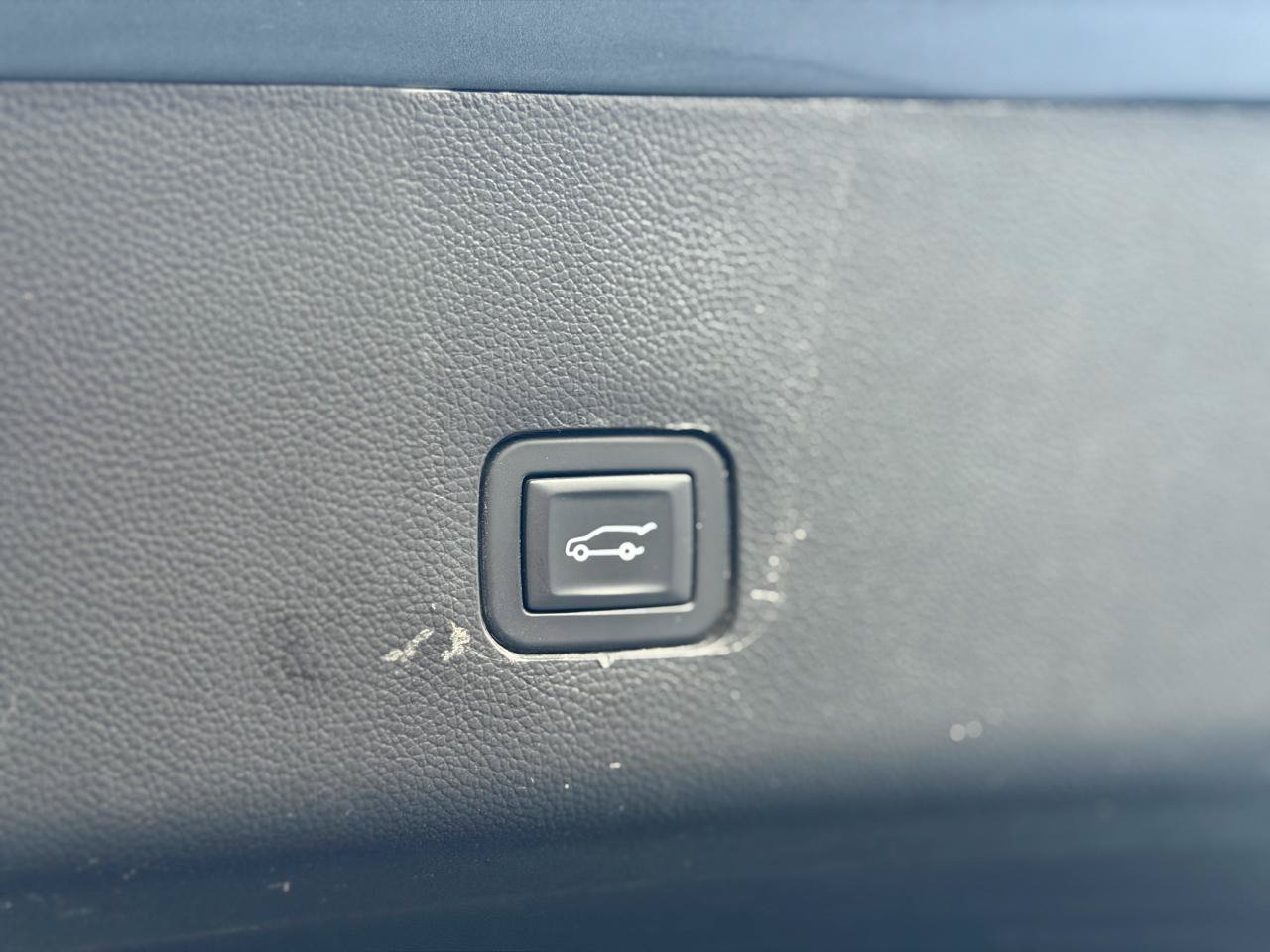 Used 2020 Chevrolet Traverse LT FWD image 14
