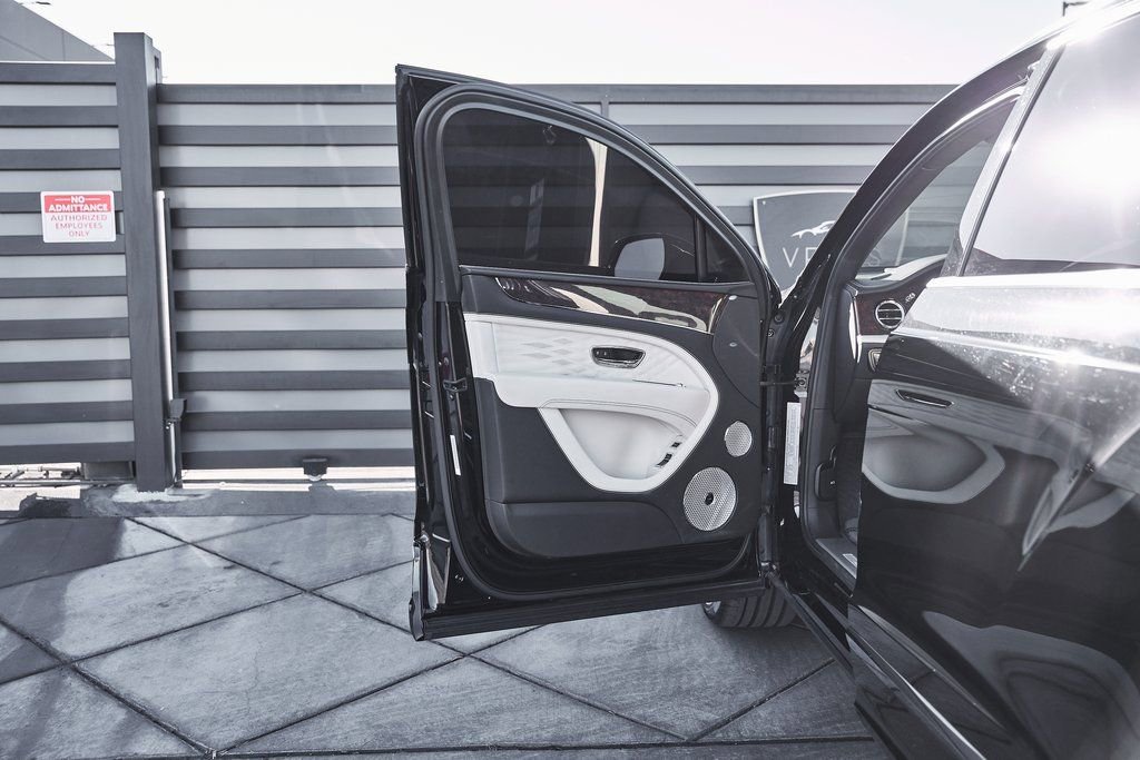 Used 2023 Bentley Bentayga Extended Wheelbase AWD/4WD image 28