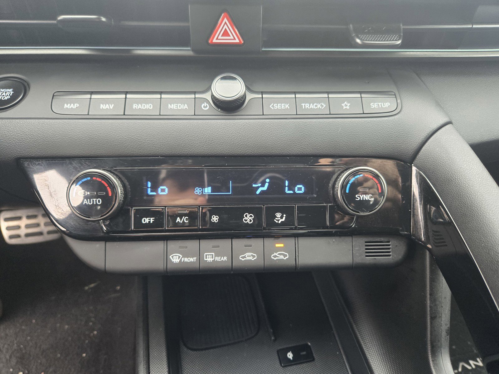 Used 2025 Hyundai Elantra SEL w/ Cargo Package image 19