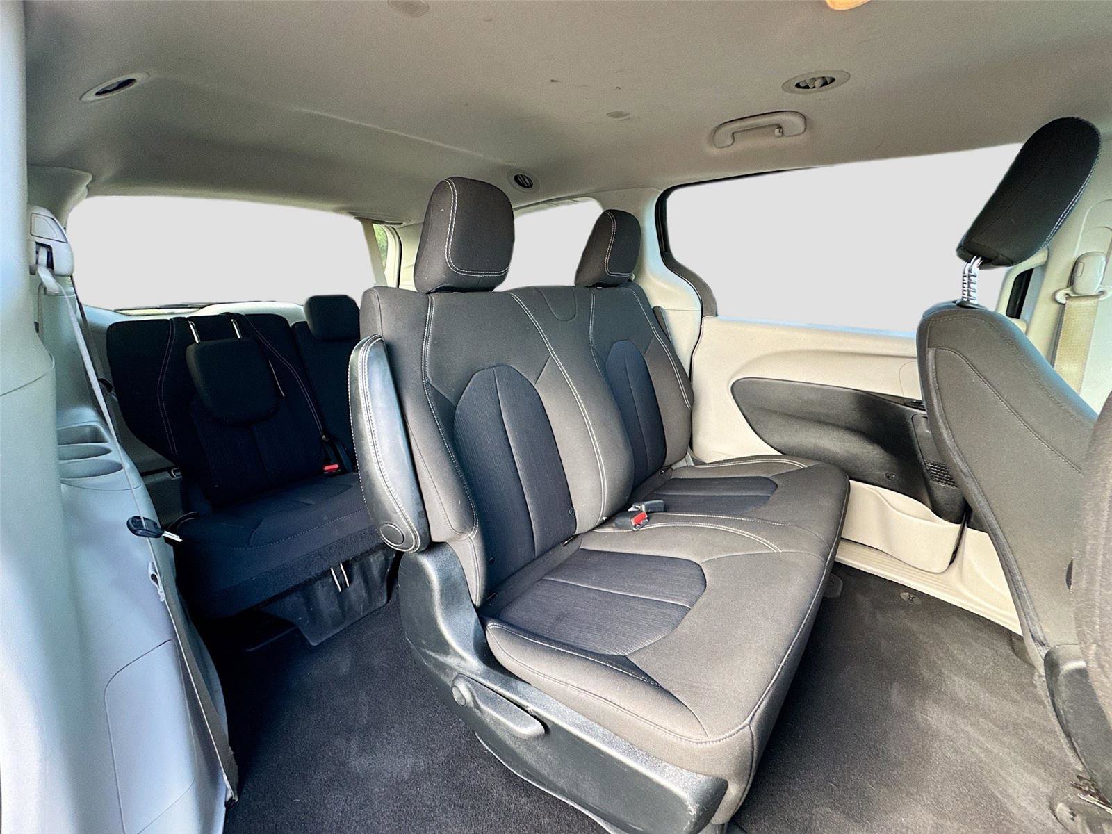 Used 2020 Chrysler Voyager L image 24