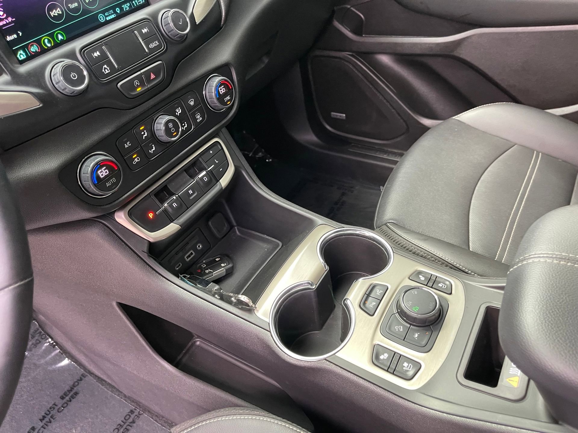 Used 2024 GMC Terrain Denali w/ Denali Premium Package image 21