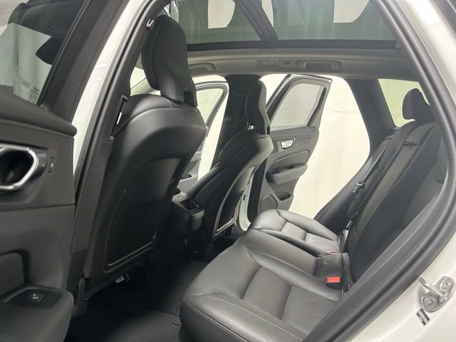 Used 2025 Volvo XC60 B5 Plus image 14
