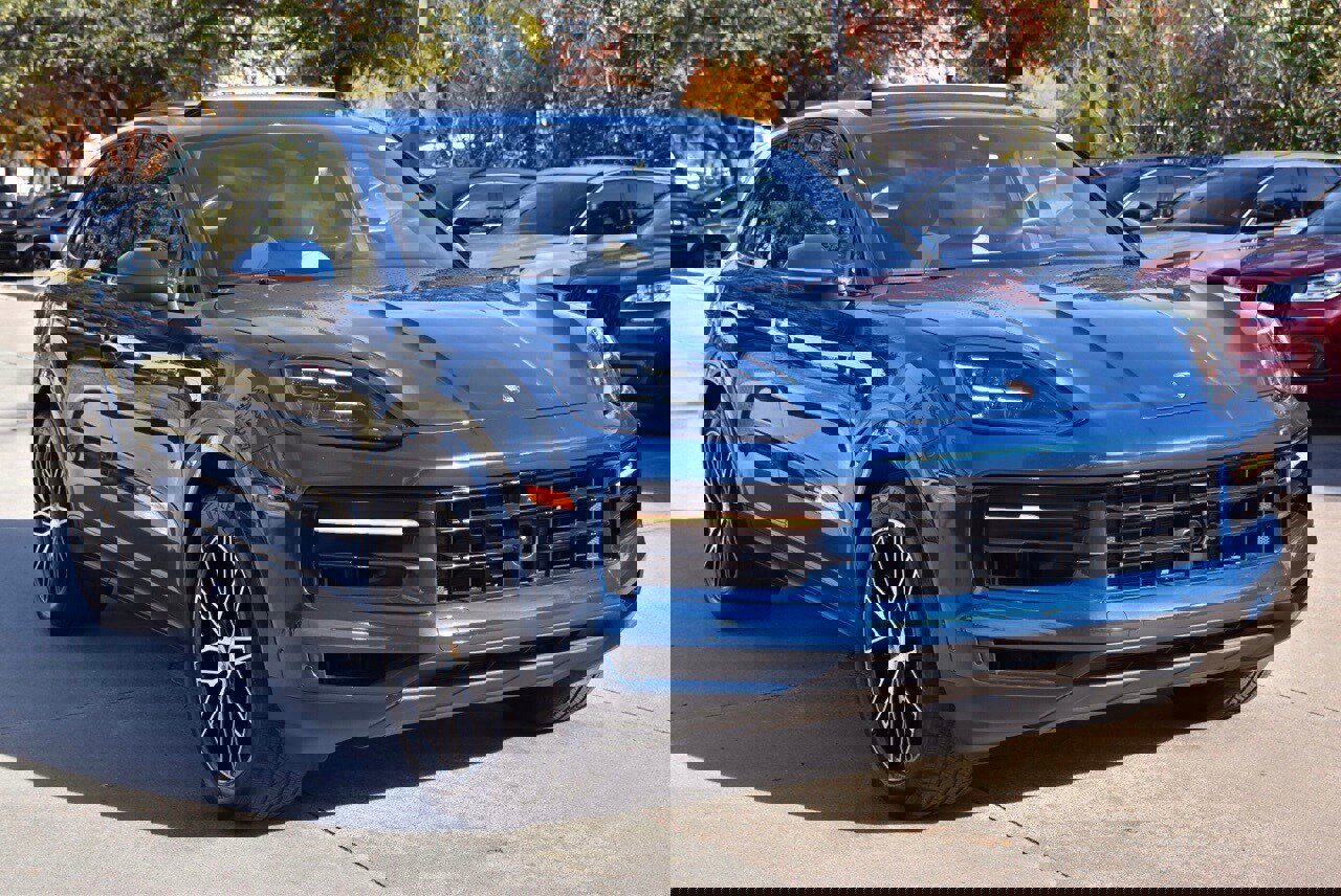 Used 2025 Porsche Cayenne image 4