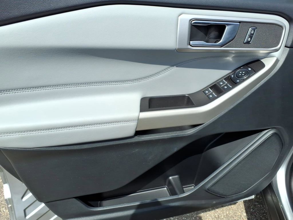 Used 2024 Ford Explorer XLT w/ Equipment Group 202A AWD/4WD image 15