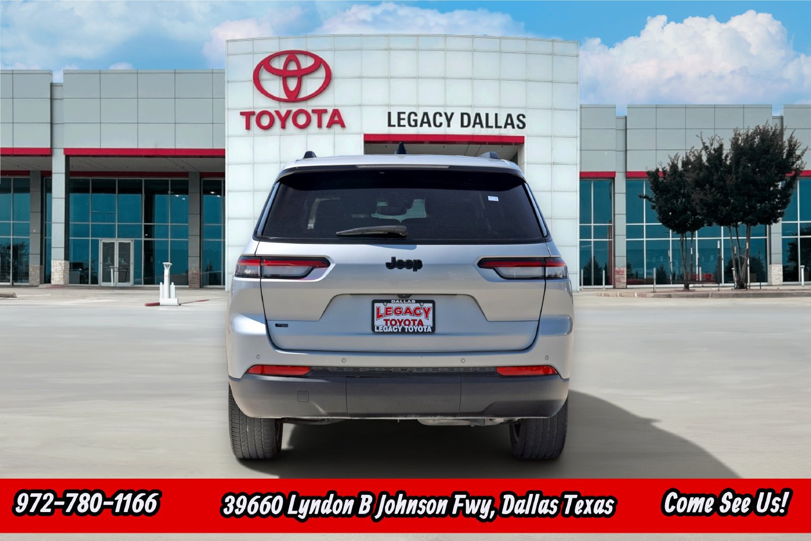 Used 2023 Jeep Grand Cherokee L Laredo RWD image 9
