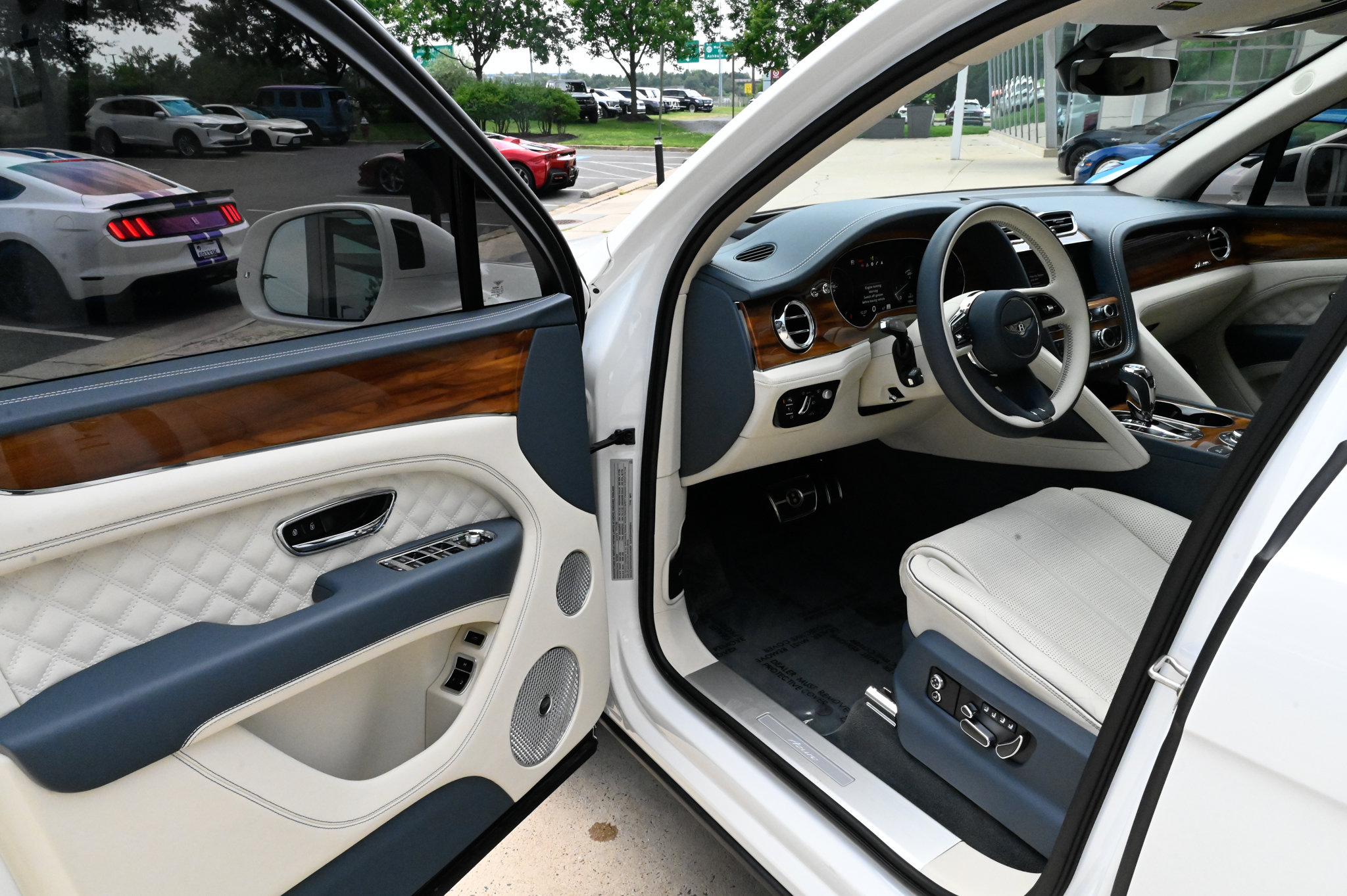 Used 2023 Bentley Bentayga AWD/4WD image 15