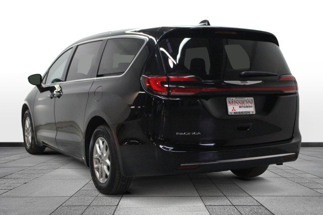 Used 2024 Chrysler Pacifica Touring-L image 5