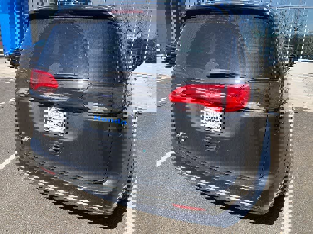 Used 2020 Chrysler Pacifica Touring-L FWD image 8