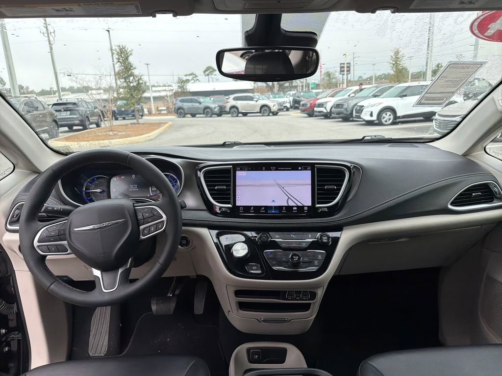 Used 2024 Chrysler Pacifica Select image 54