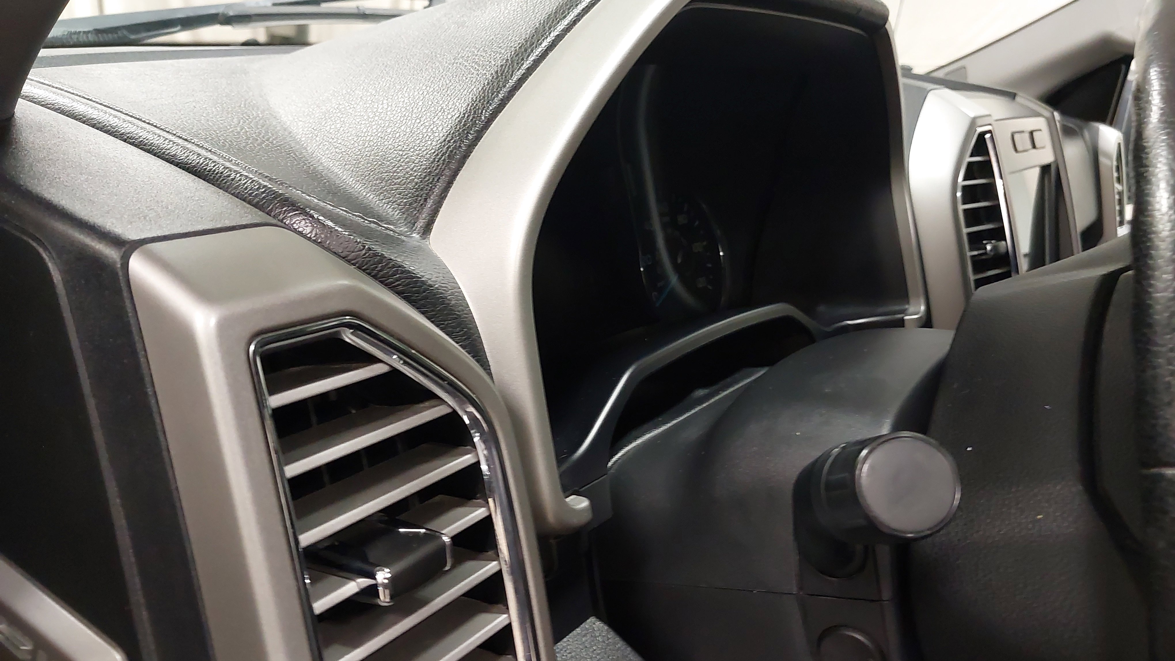 Used 2016 Ford F150 Lariat w/ Equipment Group 502A Luxury image 17