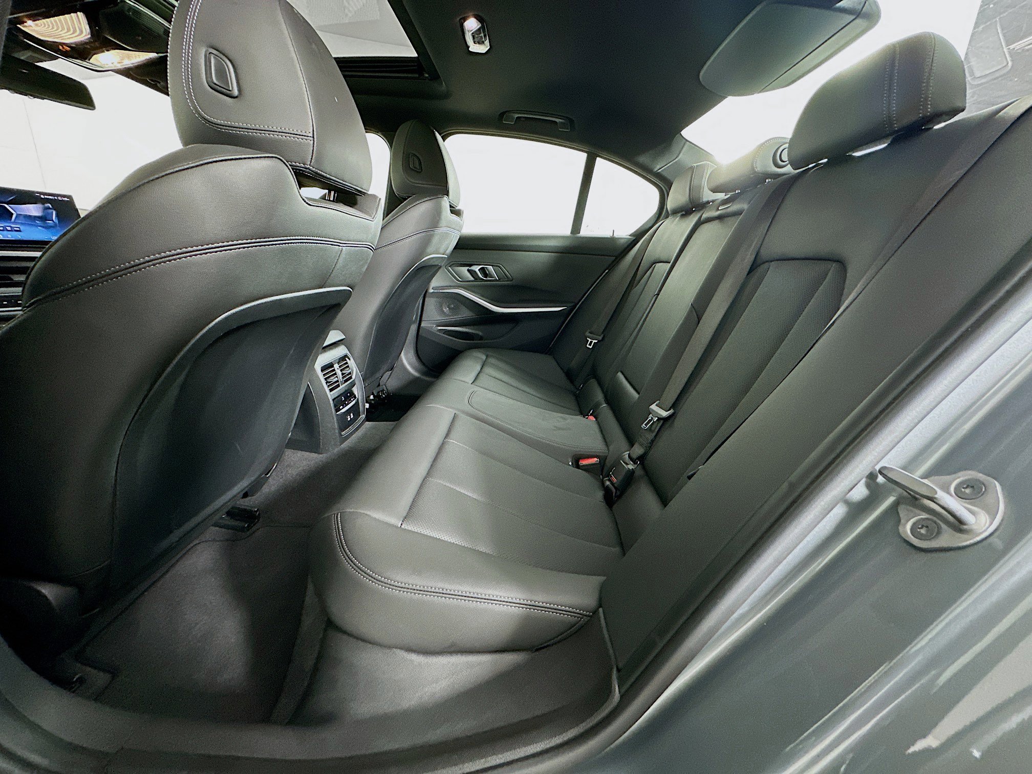 Used 2025 BMW 330i xDrive Sedan w/ Convenience Package image 29