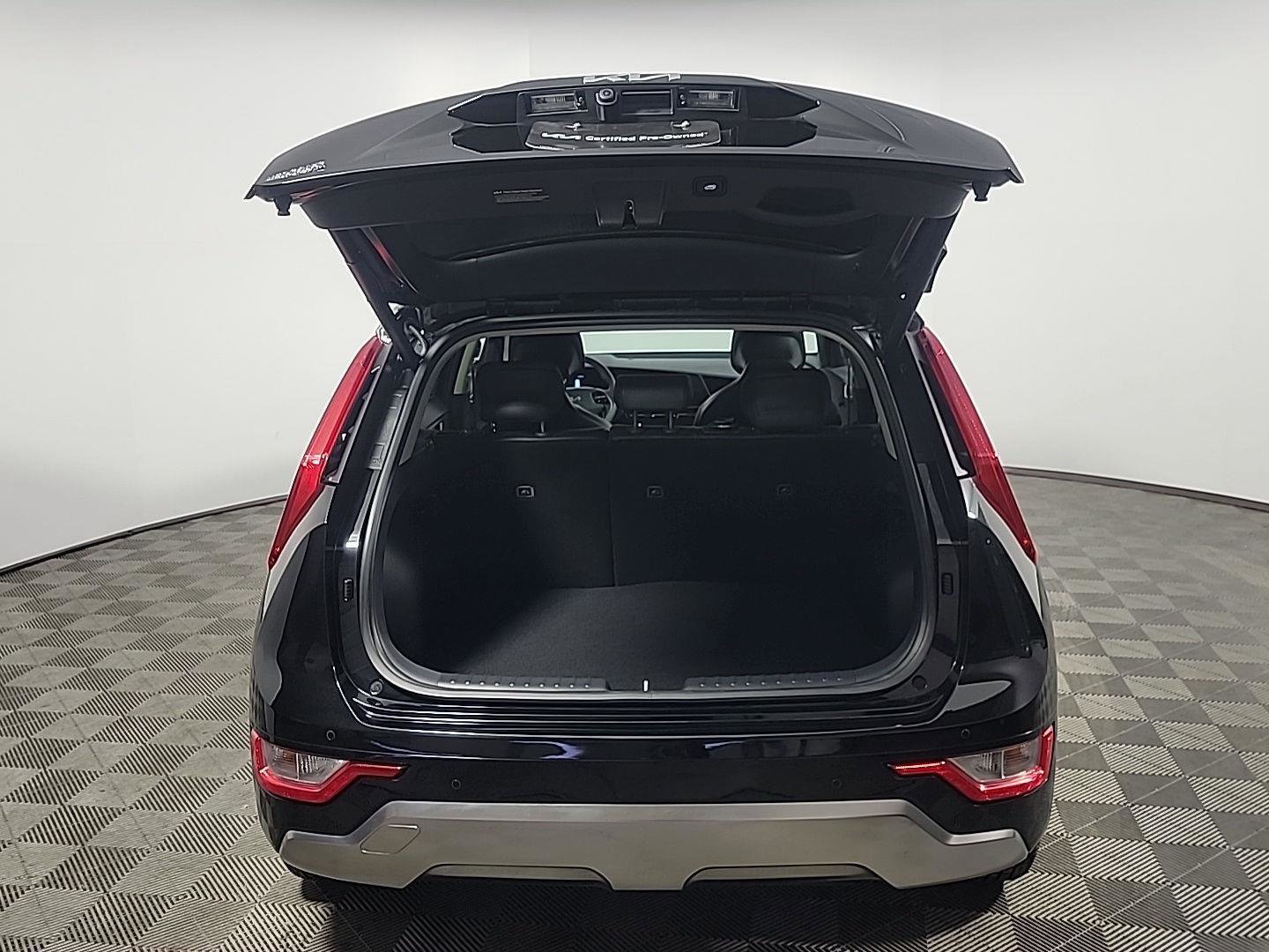 Used 2025 Kia Niro SX image 8