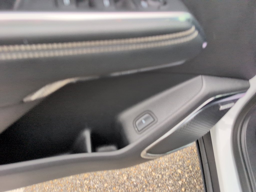 Used 2025 GMC Acadia Elevation image 17