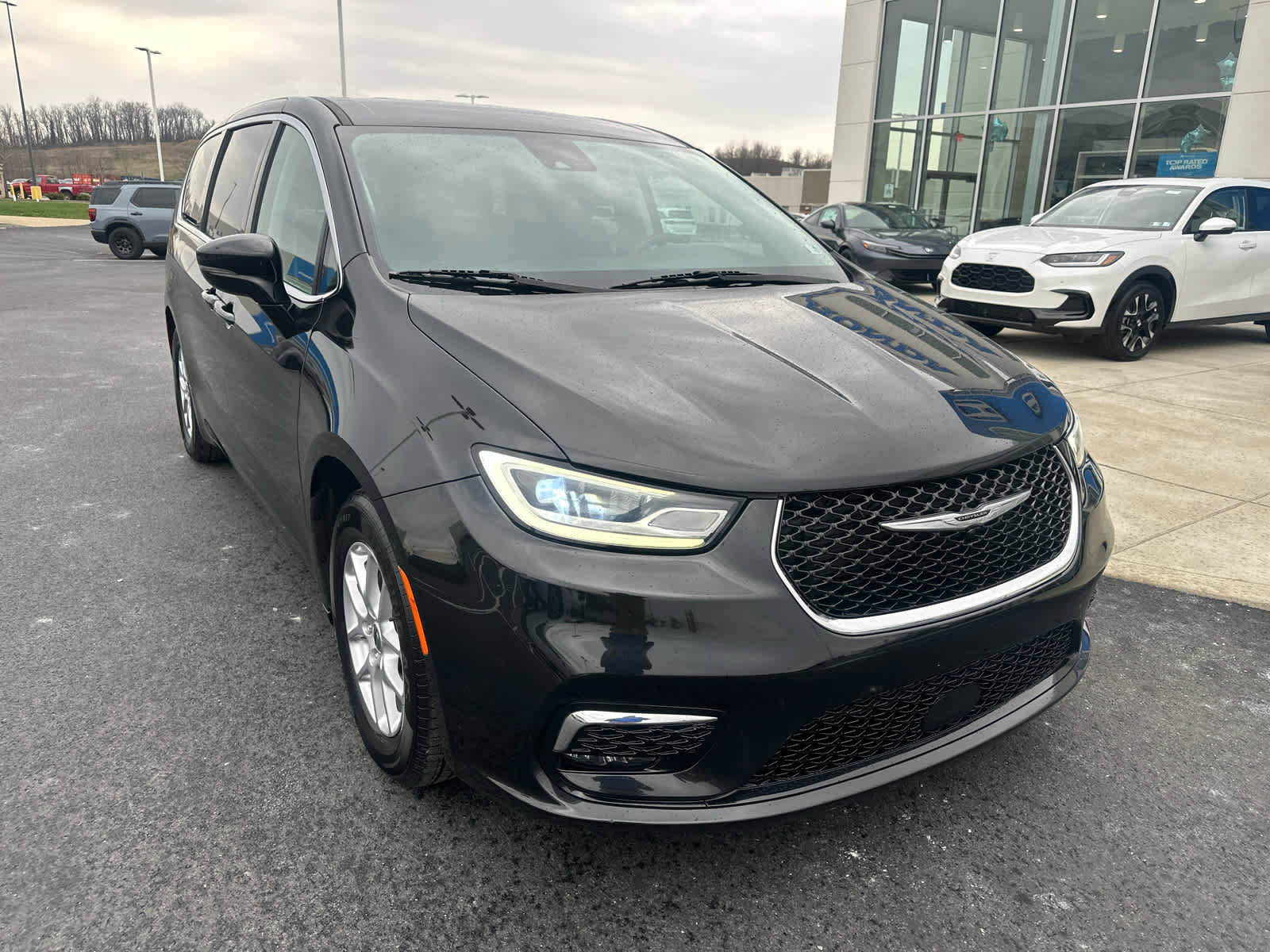 Used 2024 Chrysler Pacifica Touring-L image 3