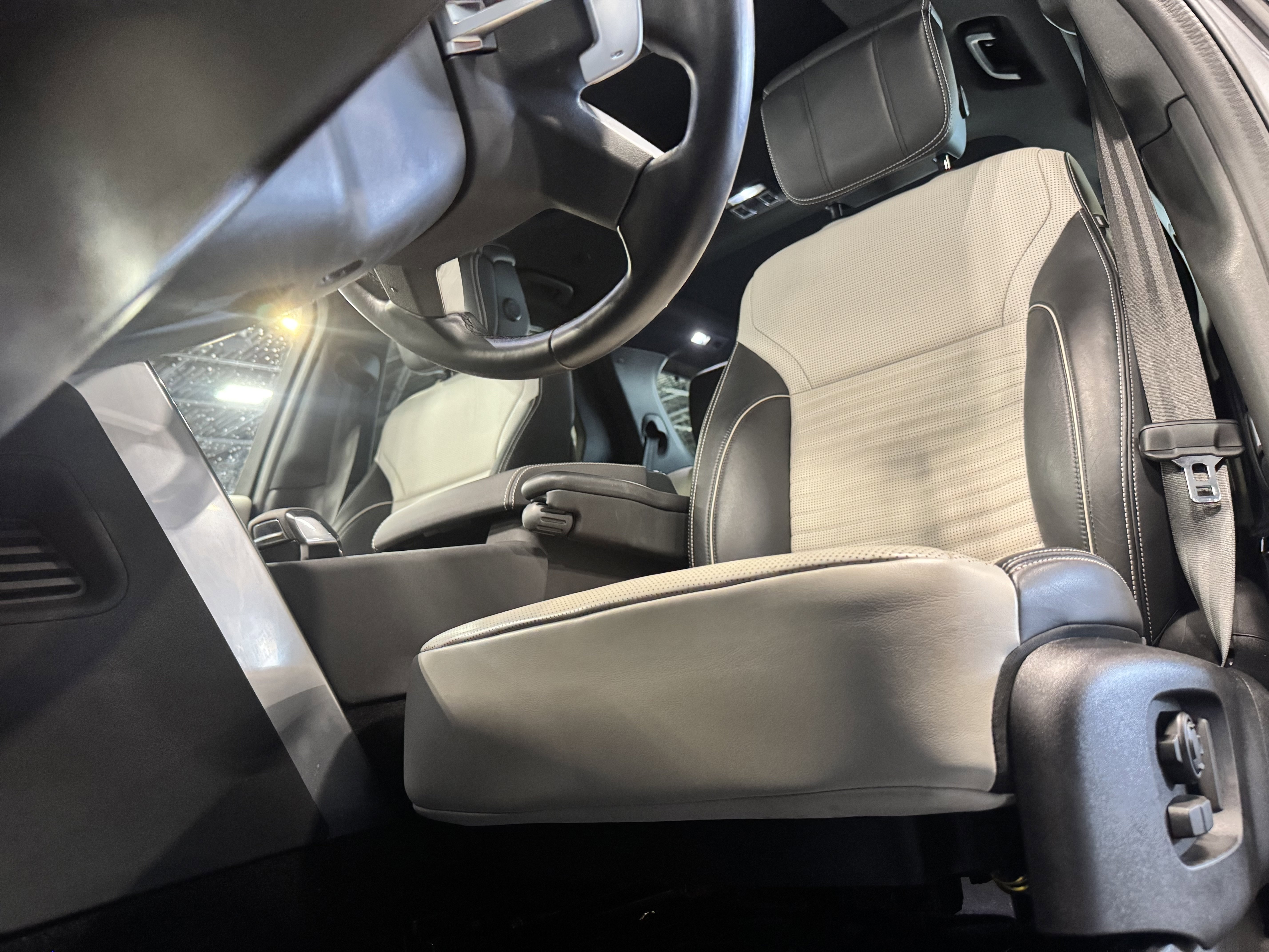 Used 2023 Land Rover Discovery S R-Dynamic image 13