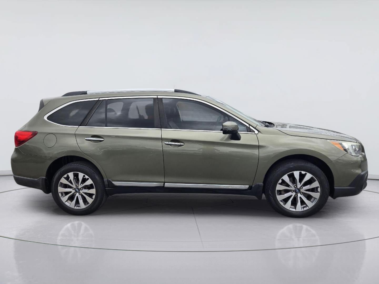 Used 2017 Subaru Outback 2.5i Touring w/ Popular Package #5A AWD/4WD image 4