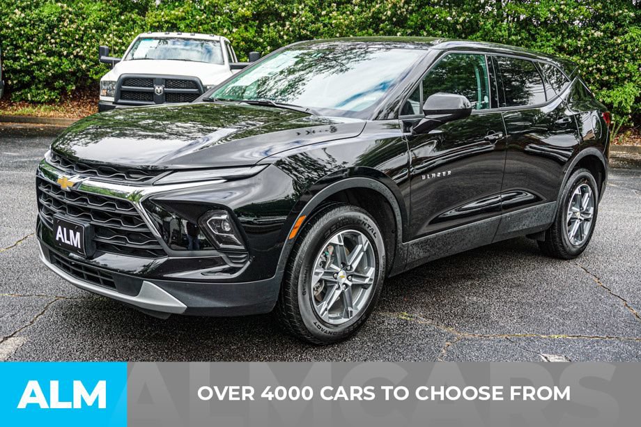 Used 2025 Chevrolet Blazer LT FWD image 2