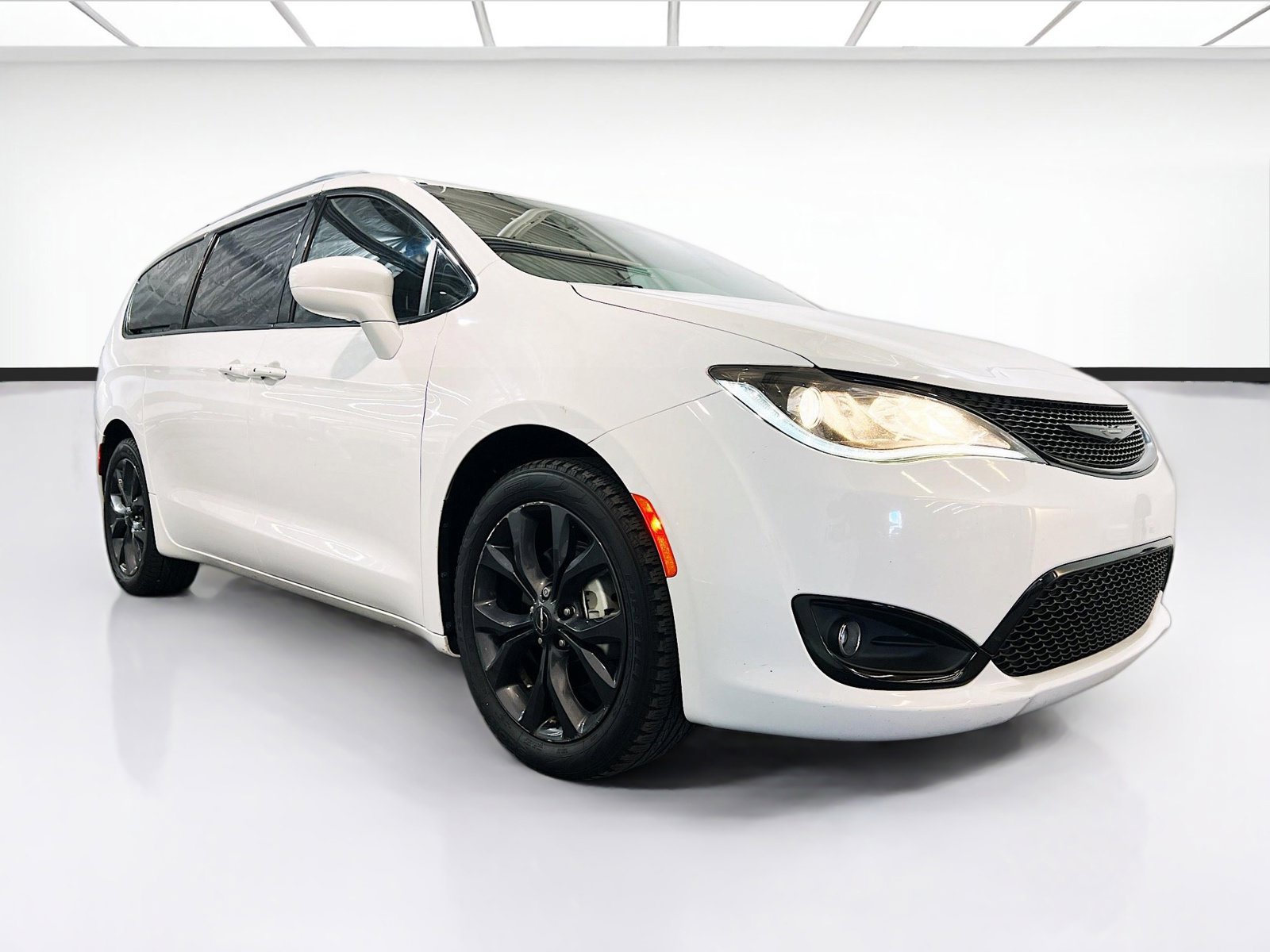 Used 2020 Chrysler Pacifica Touring w/ S Appearance Package image 2