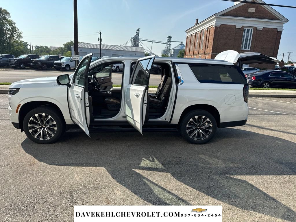 Used 2025 Chevrolet Suburban High Country AWD/4WD image 30