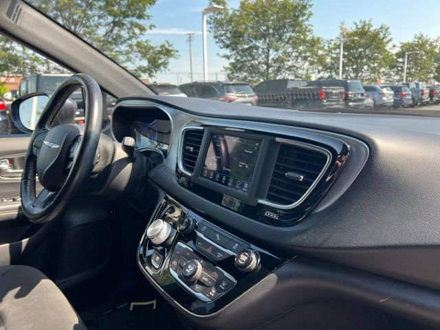 Used 2019 Chrysler Pacifica Touring Plus w/ S Appearance Package FWD image 37