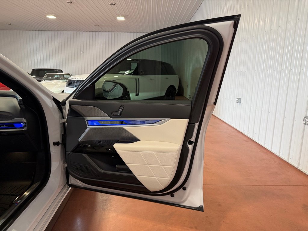 Used 2023 BMW 760i xDrive w/ Parking Assistance Package image 21