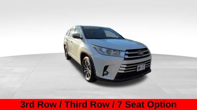 Used 2017 Toyota Highlander XLE image 2